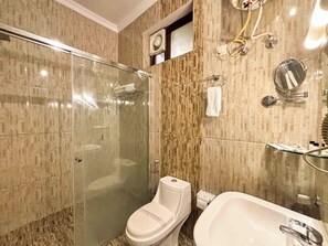 Premium Double Room | Bathroom | Shower, towels, soap, shampoo - Hotel Nirvana Palace (Rishikesh)