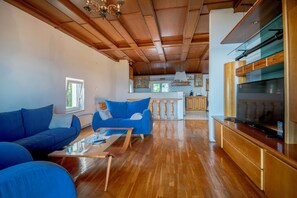 Panoramic-Maisonette, 3 Schlafzimmer, Balkon, Meerblick | Wohnbereich