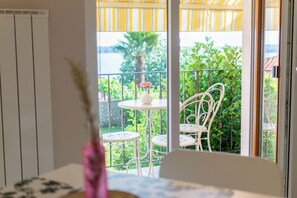 Comfort-Apartment, 1 Schlafzimmer, Meerblick | Essbereich im Zimmer