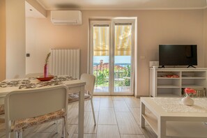 Departamento Confort, 1 habitación, vista al mar | Área de sala de estar | Televisión de pantalla plana 