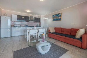 Apartamento Confort, 2 habitaciones, vistas al mar | Cocina privada | Frigorífico pequeño, placa de cocina, hervidor eléctrico y tostadora