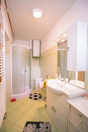 Klassiek appartement, 1 slaapkamer, uitzicht op tuin | Badkamer | Gratis toiletartikelen, handdoeken, zeep, shampoo