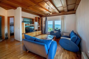 Panoramic-Maisonette, 3 Schlafzimmer, Balkon, Meerblick | Wohnbereich