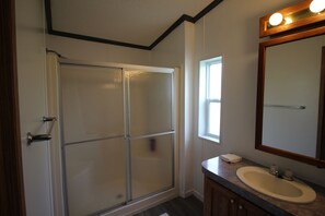 Shower, towels - 334 N Harbor - Perfect Place to getaway & relax! (Port Mansfield)