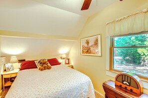 Interior - Hike, Ski & Fish - Rustic Tahoe Cabin! (Tahoma)