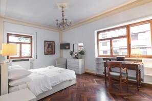 5 habitaciones, escritorio y tabla de planchar con plancha 