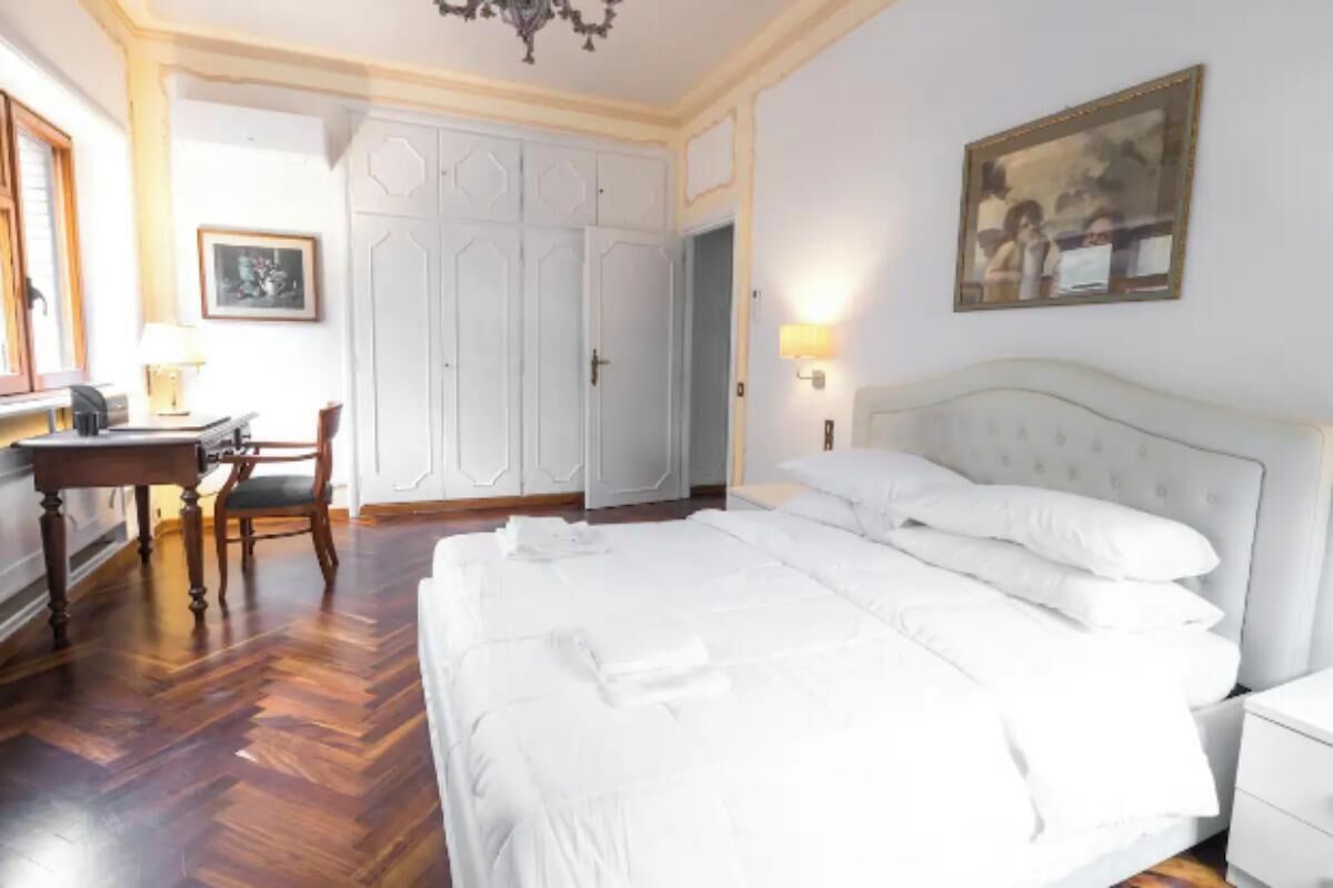 5 slaapkamers, een bureau, een strijkplank/strijkijzer, reisbedje