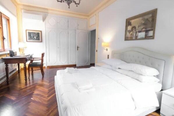 5 bedrooms, desk, iron/ironing board, travel crib