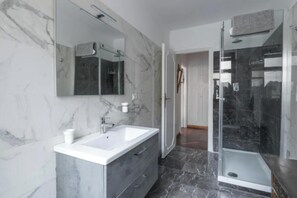 Secador de pelo, bidet, toallas, jabón