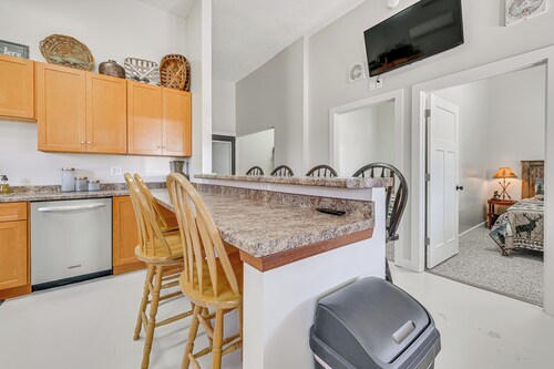 Charming Iowa Home: 1 Mi to Golf