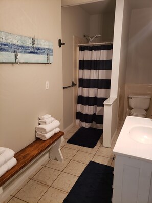 Shower, hair dryer, towels, soap - Lake Hartwell Waterfront Getaway (Lavonia)
