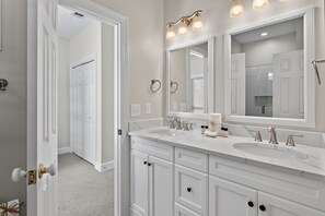 Een douche, een haardroger, handdoeken