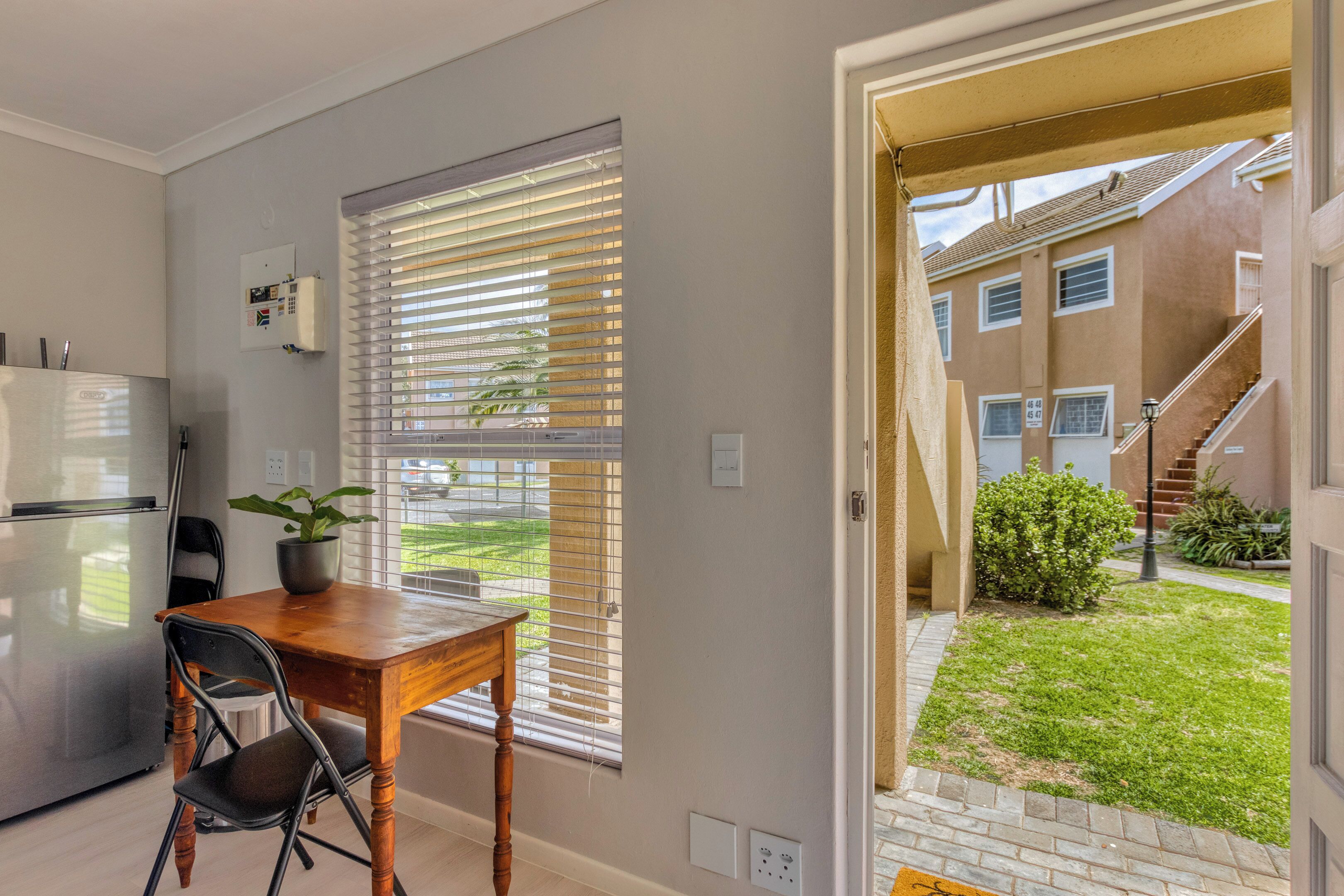 Comfort Apartment, Patio, Garden View | In-room dining