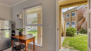 Comfort Apartment, Patio, Garden View | In-room dining