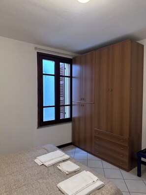 1 soveværelse, pengeskab på værelset, skrivebord, strygejern/strygebræt