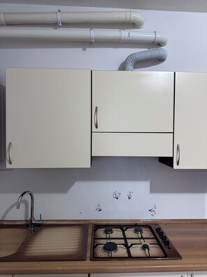 Réfrigérateur, four, plaque de cuisson