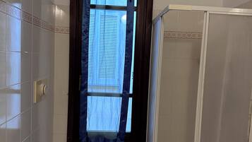 Doccia, asciugacapelli, bidet, asciugamani