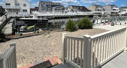 CHARMING NEWLY RENOVATED 4-BEDROOM HOUSE ON LAGOON IN BEACH HAVEN WEST