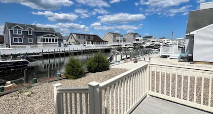 CHARMING NEWLY RENOVATED 4-BEDROOM HOUSE ON LAGOON IN BEACH HAVEN WEST