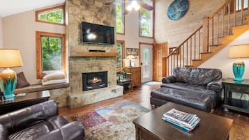 Smart TV, fireplace, DVD player, books