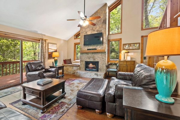 Smart-TV, peis, DVD-spiller og bøker