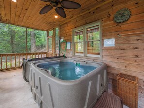 Indoor spa tub - Azure Springs- Secluded Mountain Retreat in Dahlonega. Perfect for Families! (Dahlonega)