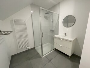 Douche, sĂšche-cheveux, serviettes fournies, savon