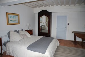 6 chambres, bureau, fer et planche à repasser, lit parapluie