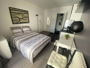 1 bedroom, desk, free WiFi, bed sheets
