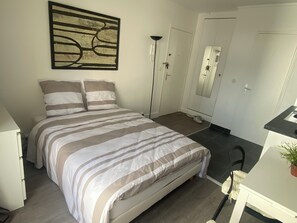 1 bedroom, desk, free WiFi, bed sheets