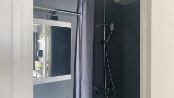 Serviettes fournies, savon, papier toilette