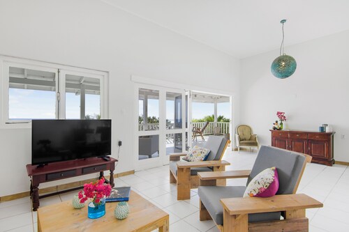 Romantic villa with pool and ocean view