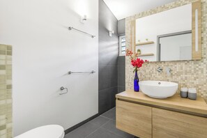 Een douche, een haardroger, handdoeken, zeep