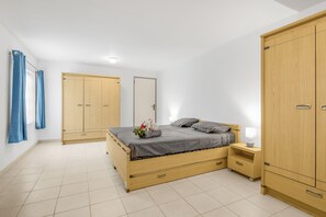 3 bedrooms, iron/ironing board, WiFi, bed sheets