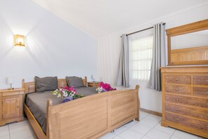 3 bedrooms, iron/ironing board, WiFi, bed sheets