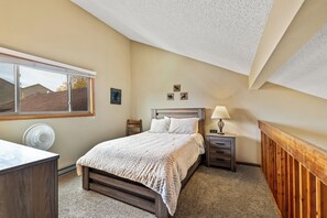 2 Schlafzimmer, Schreibtisch, Reisekinderbett, Internetzugang