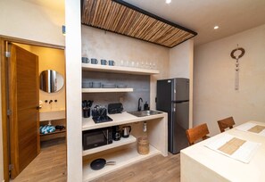 Kühlschrank, Mikrowelle, Herdplatte, Wasserkocher mit Kaffee-/Teezubehör