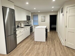 冷蔵庫、電子レンジ、オーブン、コンロ