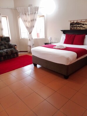 Desk, laptop workspace - The Haven Guest house Thembelihle  (Mbabane)