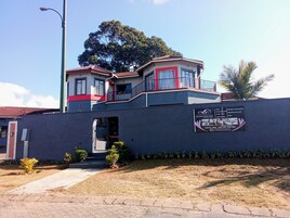 Fachada de la propiedad