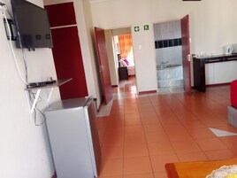 Escritorio y espacio para trabajar con laptop 