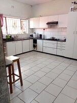 Refrigerador con freezer, microondas, placa de cocina