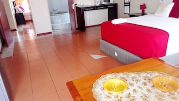 Suite superior, vistas a la piscina | Escritorio y espacio para trabajar con un portátil