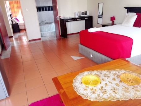 Escritorio y espacio para trabajar con laptop . The Haven Guest house Thembelihle