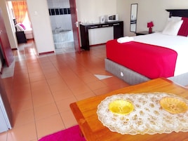 Escritorio y espacio para trabajar con laptop 