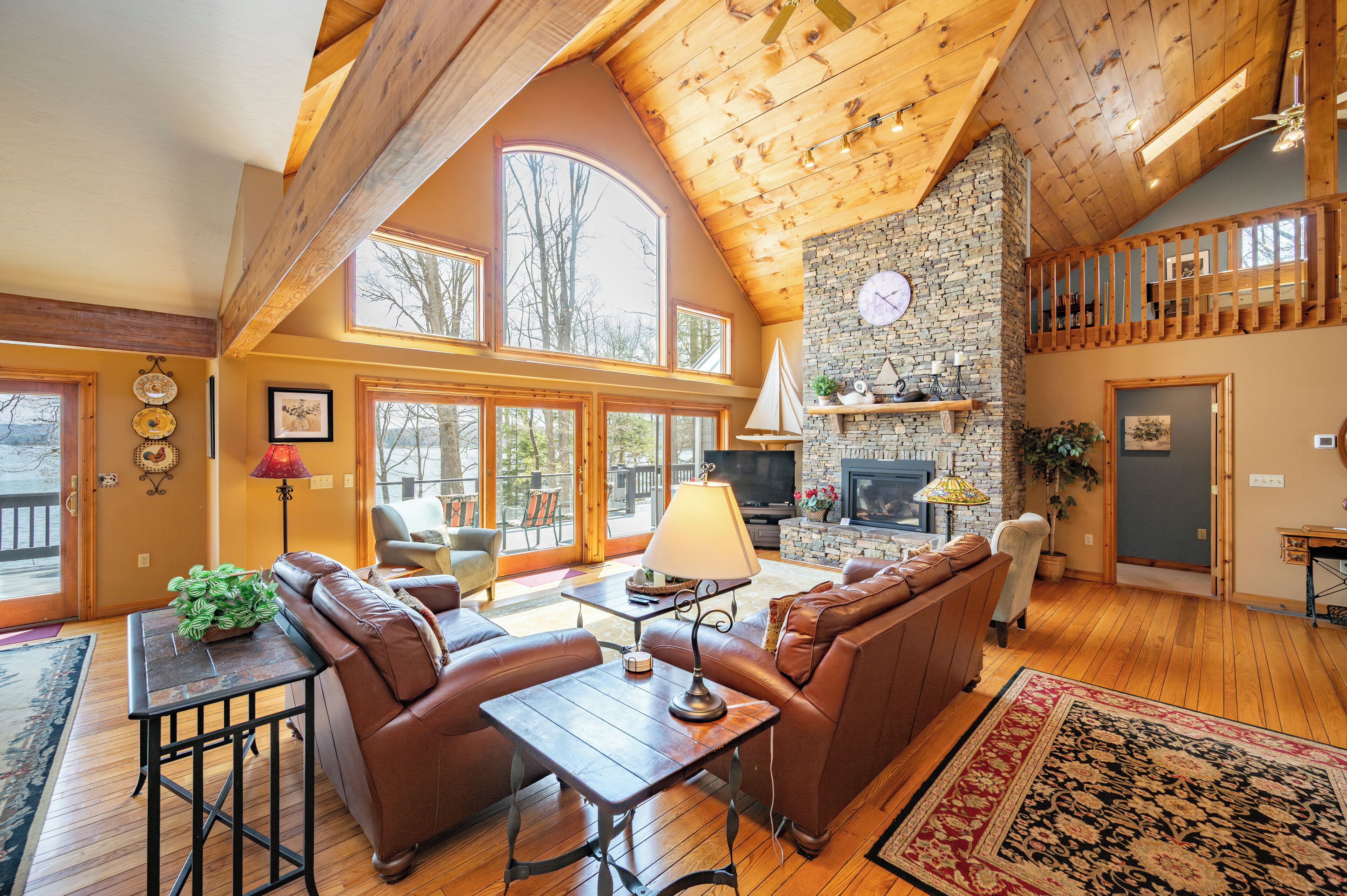 Älytelevisio, takka, DVD-soitin