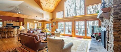 Een smart-tv, een open haard en een dvd-speler