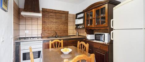 Frigorífico, microondas, horno y cafetera o tetera