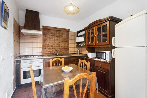 Fridge, microwave, oven, coffee/tea maker