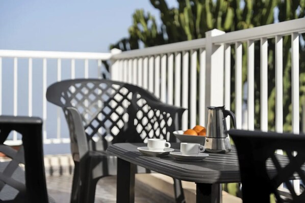 Outdoor dining - Cozy two-bedroom apartment with BBQ (Mocanal)